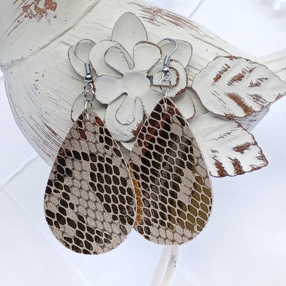 2 pair Fashion faux leather Earrings - Picture 9 of 10